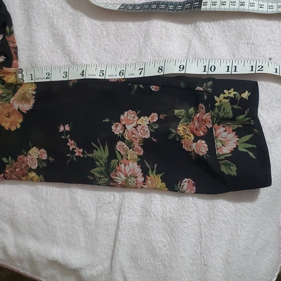 AMERICAN RAG CIE Black Floral Pintuck Split Neck Roll Tab Sleeve Blouse-EUC-Sz M - Picture 16 of 17